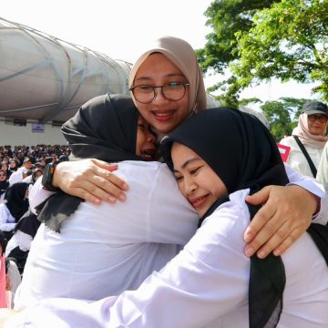 Keluarga Ikut Saksikan Penyerahan 4.888 SK PPPK Paruh Waktu Banyuwangi