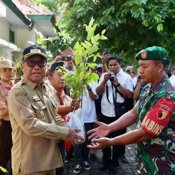 Sedekah Oksigen, Pemkab Banyuwangi dan Perhutani Bagikan Ribuan Bibit Pohon Gratis ke Warga