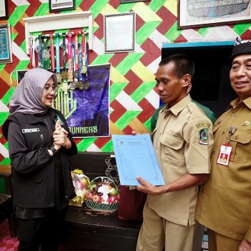Bupati Ipuk Terharu Kisah Penjaga Sekolah yang Tunaikan Nazar Lari 52 Km Usai Terima SK PPPK