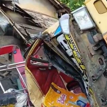 Truk Tabrak Pembatas Jalan, Sopir dan Kernet Tewas di TKP