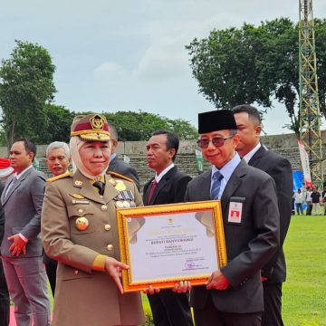 Bupati Ipuk Raih Penghargaan Pembina K3 Terbaik dari Gubernur Jatim