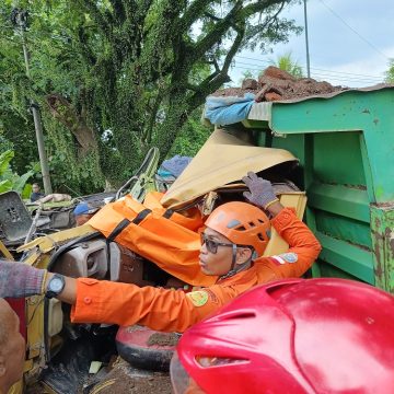 Kecelakaan Maut Terjadi di Jalan Raya Jember-Banyuwangi Antara 2 Truck dan 1 Mobil