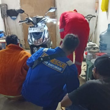 Butuh Waktu 30 Menit, Tim Rescue Damkarmat Evakuasi Ular Dalam Motor