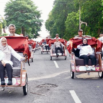 Bupati Ipuk Serahkan 200 Becak Listrik Bantuan Presiden ke Pengemudi Becak Lansia Banyuwangi