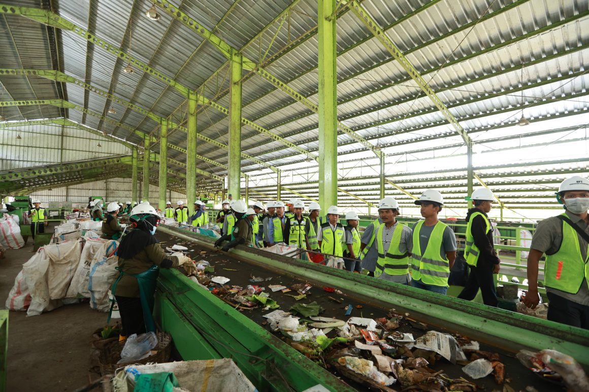 1000691773 Pengolahan Sampah Sirkular Modern TPS3R Balak Banyuwangi, Mampu Olah Sampah Menjadi Bahan Bakar Pabrik