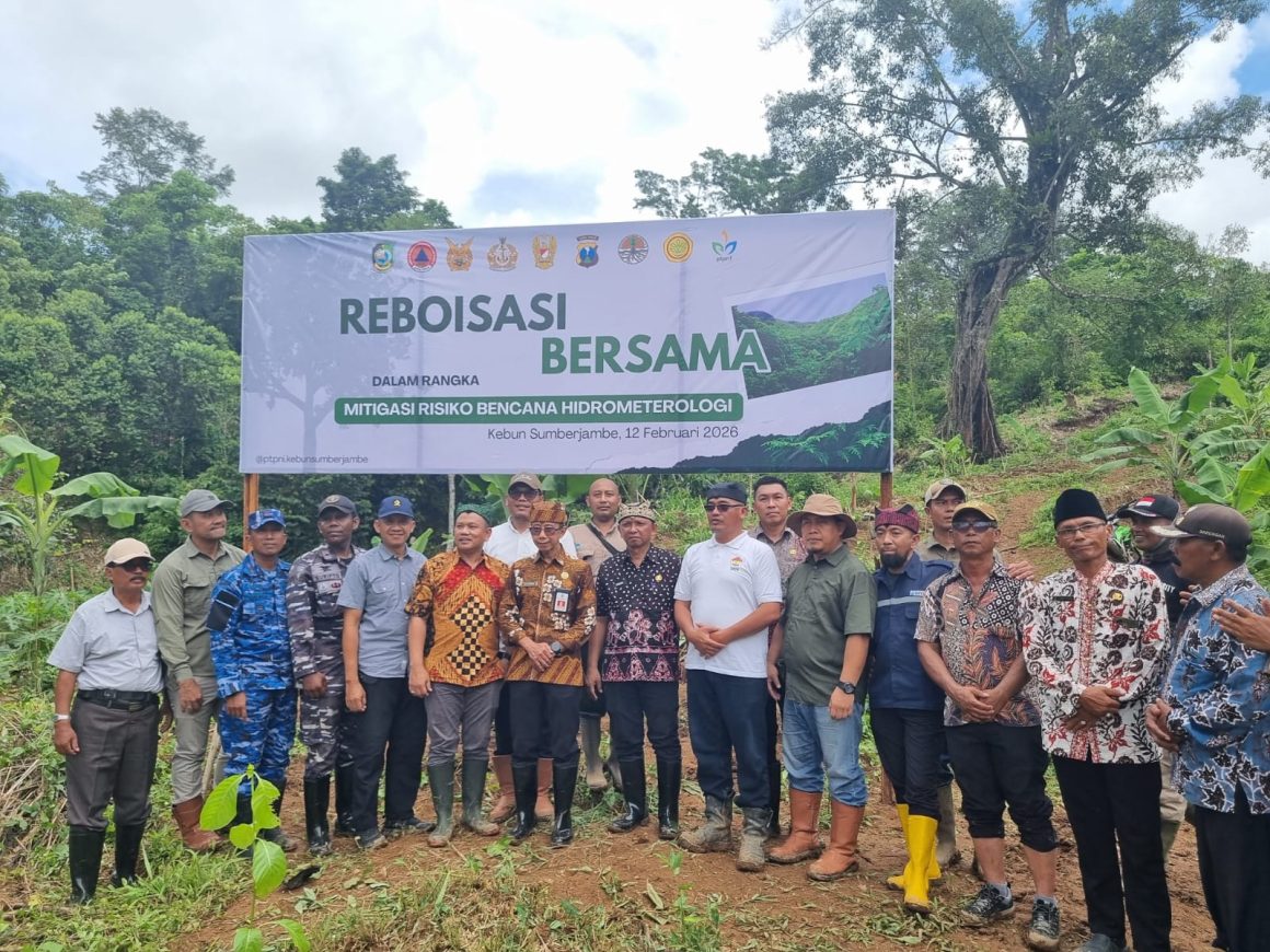 Perkuat Tangkapan Air di Hulu, Banyuwangi Tanam 20 Ribu Pohon di Pesanggaran