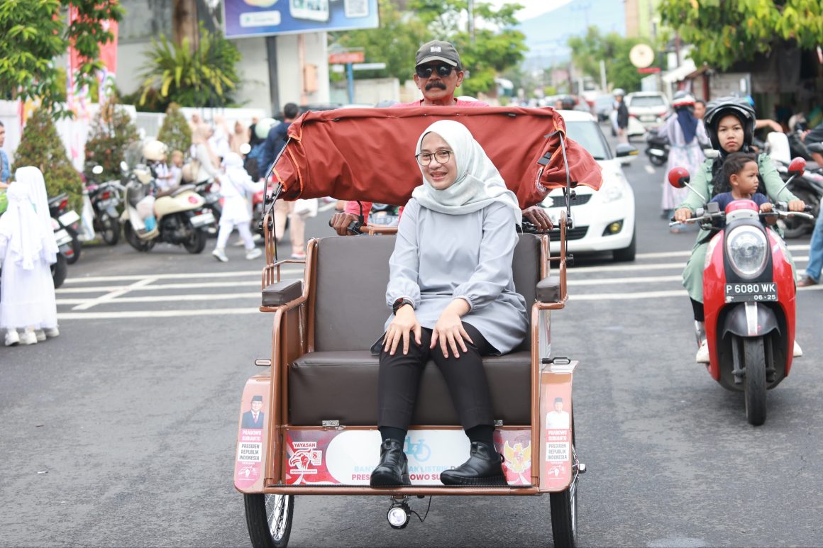 Jumat Hari Naik Transportasi Umum, Bupati Ipuk Pilih Becak Listrik ke Kantor