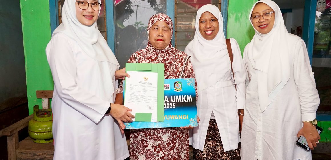 Telah Sasar Ribuan Warung Rakyat, Bupati Ipuk Kembali Salurkan Program Wenak