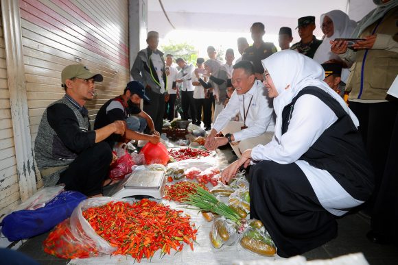 Jaga Ketersediaan Selama Ramadan, Forkopimda Banyuwangi Pantau Harga Bahan Pokok di Pasar Tradisional 