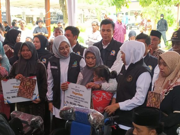 1000727600 Pemprov Jatim Salurkan Berbagai Bansos dan Tali Asih untuk Warga Banyuwangi