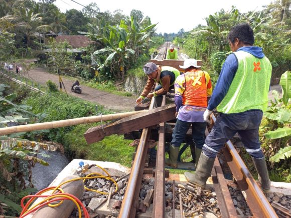 KAI Daop 9 Jember Perkuat Keselamatan Perjalanan KA melalui Upgrade Prasarana Sepanjang 2025