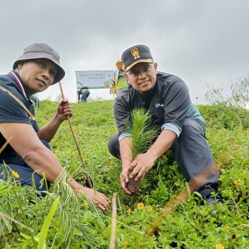 Tanam Pohon 1447 Bibit, Perhutani Ajak Pengunjung Wisata Gerbang Raung Galakkan Sedekah Oksigen