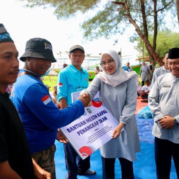 Bupati Ipuk Serahkan Bantuan 12 Mesin Kapal untuk Nelayan Banyuwangi 