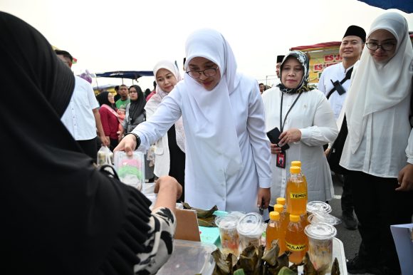 Puluhan Warga Serbu Kuliner di Ngerandu Buko, Ini Pesan Bupati Ipuk Fiestiandani