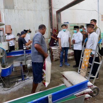 Pantau Harga dan Ketersediaan Bahan Pokok, Wabup Mujiono Sidak Pasar dan Pabrik  Penggilingan Beras