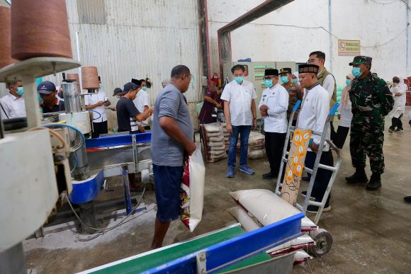 Pantau Harga dan Ketersediaan Bahan Pokok, Wabup Mujiono Sidak Pasar dan Pabrik  Penggilingan Beras