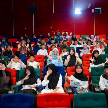 Momen Bupati Ipuk Nobar Film Na Willa Bersama Puluhan Anak Yatim Banyuwangi