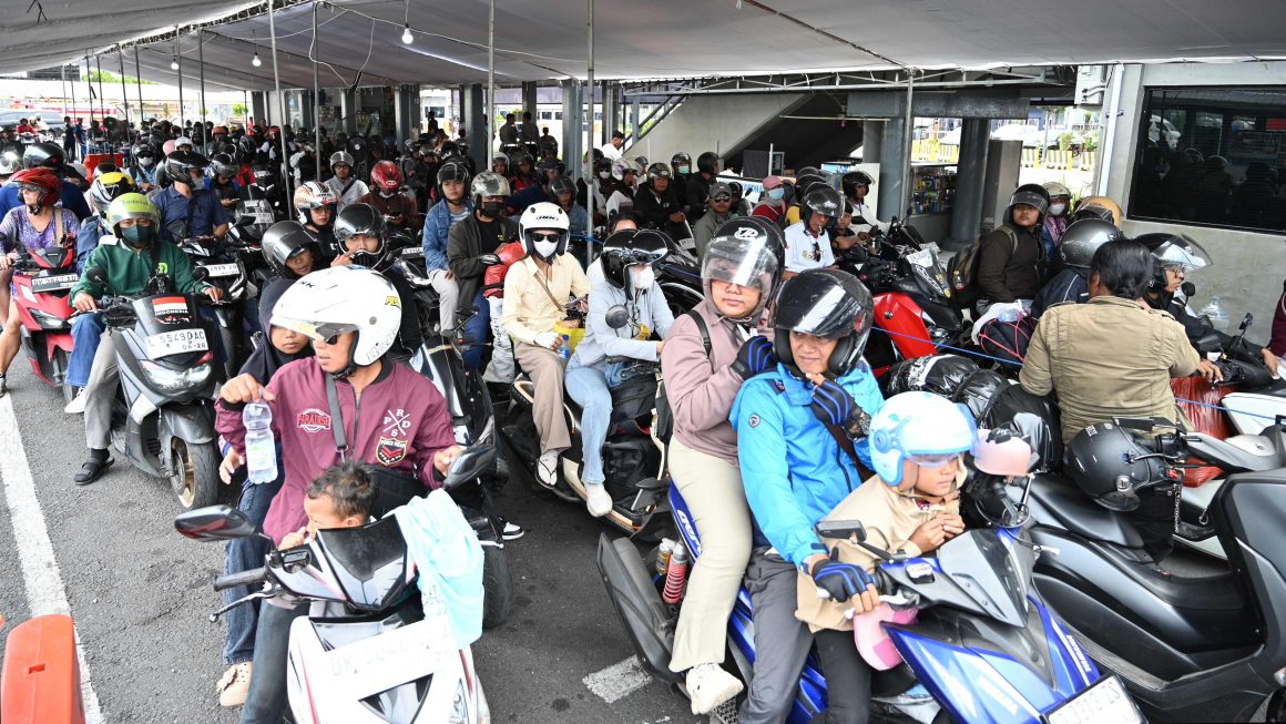 1000765940 H+2 Lebaran, Pejalan Kaki dari Jawa ke Bali Tembus 45 Ribuan Orang