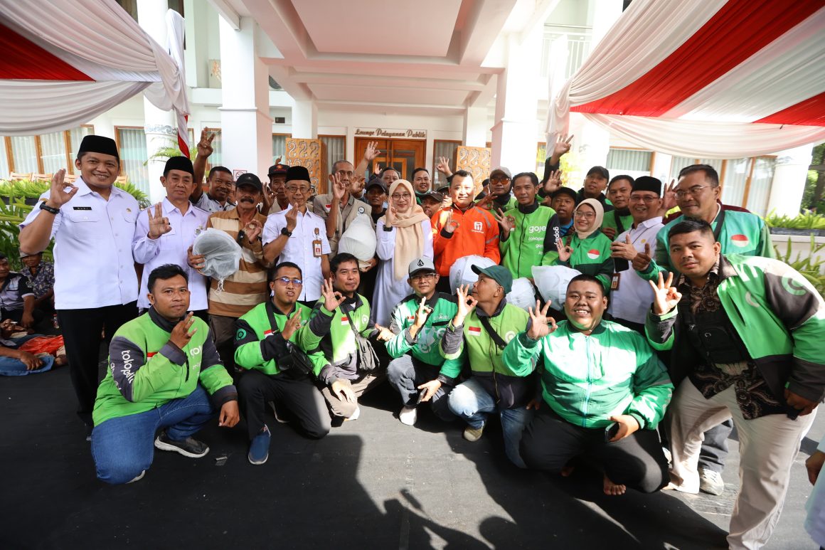 Hari Pertama Kerja Setelah Lebaran, Bupati Ipuk Halal Bihalal Bareng Pengemudi Becak, Angkot, hingga Ojol