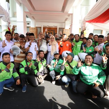 Hari Pertama Kerja Setelah Lebaran, Bupati Ipuk Halal Bihalal Bareng Pengemudi Becak, Angkot, hingga Ojol