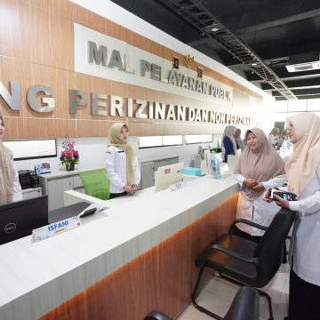 Pastikan Pelayanan Normal Meski WFA, Bupati Ipuk Sidak Layanan Publik