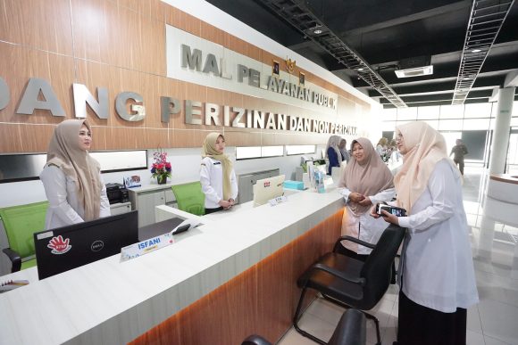 1000767145 Pastikan Pelayanan Normal Meski WFA, Bupati Ipuk Sidak Layanan Publik