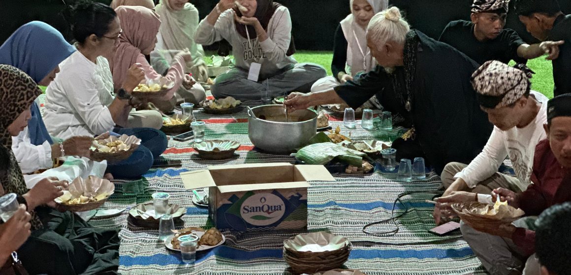 1000771356 Tradisi Makan Ketupat Masal Warga Boyolangu Banyuwangi Setiap 7 Syawal