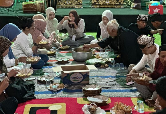 1000771356 Tradisi Makan Ketupat Masal Warga Boyolangu Banyuwangi Setiap 7 Syawal