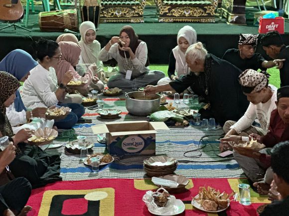 1000771356 Tradisi Makan Ketupat Masal Warga Boyolangu Banyuwangi Setiap 7 Syawal