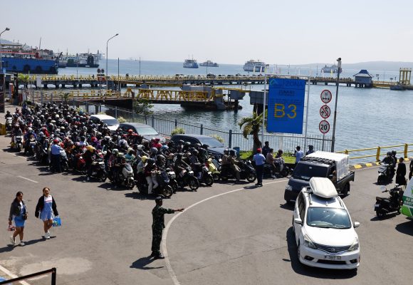 1000772103 Puncak Arus Balik, Polda Jatim-Pemkab Banyuwangi Pantau Pelabuhan Ketapang