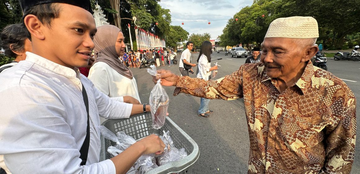 Meriahkan Ramadan 1447 H, Puluhan Admin Medsos di Banyuwangi Bagikan Ribuan Paket Takjil
