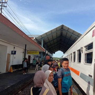 Pasca Puncak Arus Balik, Ribuan Penumpang Masih Padati KA di Daop 9 Jember