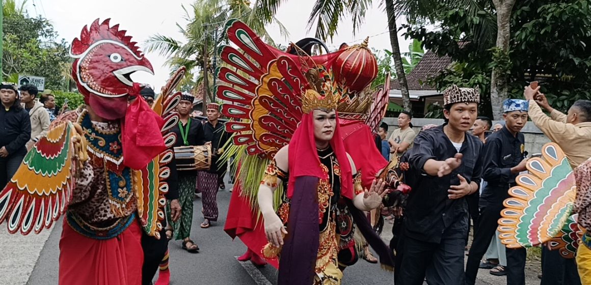 oplus_2 Ribuan Warga Padati Jalan Desa Kemiren Saksikan Ritual Barong Ider Bumi