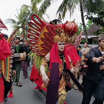 Ribuan Warga Padati Jalan Desa Kemiren Saksikan Ritual Barong Ider Bumi