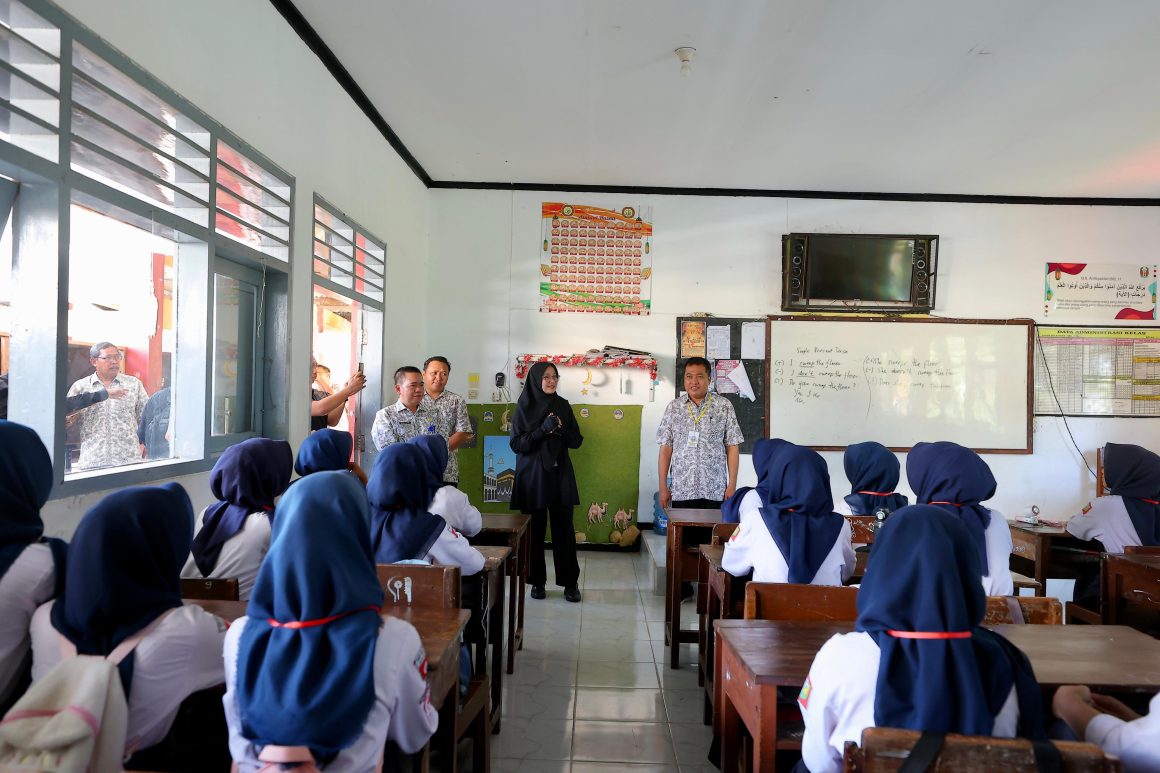 24.681 Siswa Ikuti TKA SMP, Ini Pesan Bupati Ipuk Fiestiandani