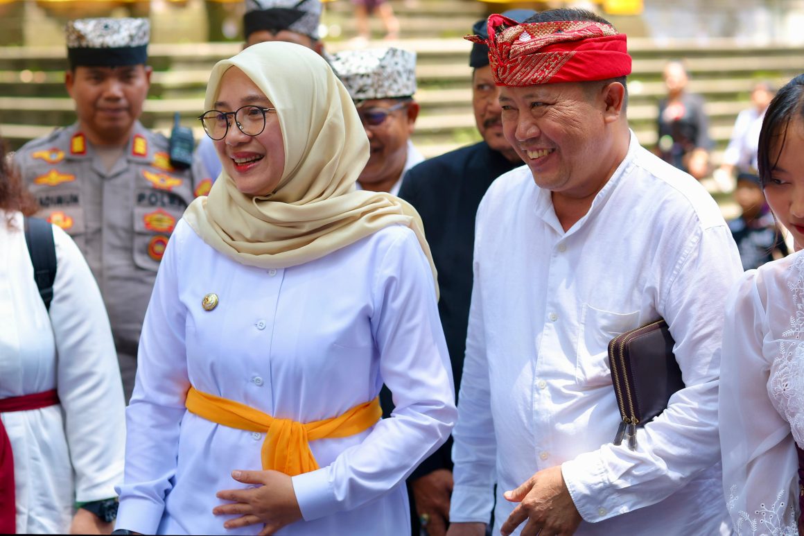 Hadiri Pagerwesi Umat Hindu di Pura Giri Salaka, Bupati Ipuk Ajak Perkuat Harmoni dan Persaudaraan