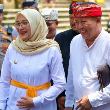 Hadiri Pagerwesi Umat Hindu di Pura Giri Salaka, Bupati Ipuk Ajak Perkuat Harmoni dan Persaudaraan