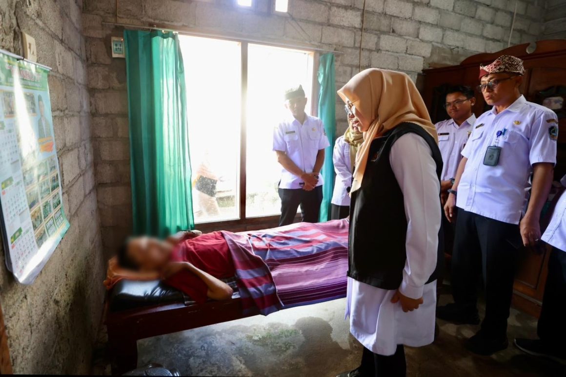 Jenguk Warga Lumpuh karena Laka Kerja, Bupati Ipuk Intruksikan Dibawa ke Rumah Sakit untuk Terapi