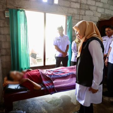1000821162 Jenguk Warga Lumpuh karena Laka Kerja, Bupati Ipuk Intruksikan Dibawa ke Rumah Sakit untuk Terapi