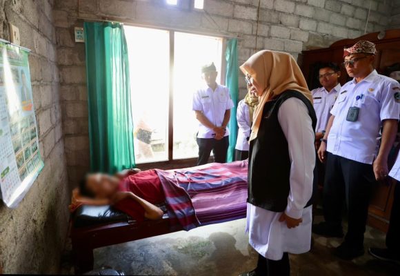 Jenguk Warga Lumpuh karena Laka Kerja, Bupati Ipuk Intruksikan Dibawa ke Rumah Sakit untuk Terapi