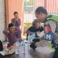 Berikan Makan Siang, Satlantas Polresta Banyuwangi Pastikan Kondisi Fisik Pengendara Antrian Kendaraan