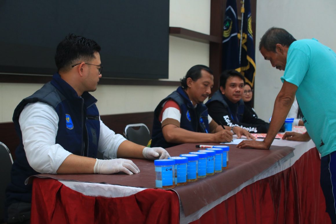 Sinergi Aparat Penegak Hukum di Banyuwangi: Petugas dan Warga Binaan Lapas Jalani Tes Urine Dadakan