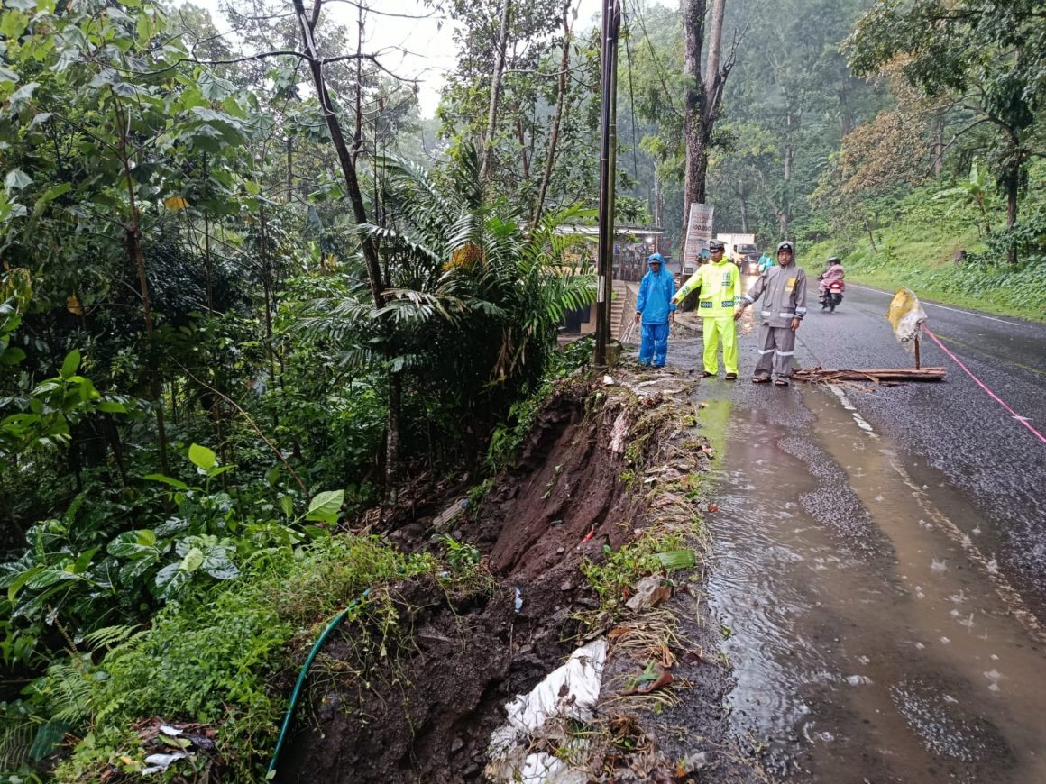 IMG-20260408-WA0019 Polsek Kalibaru Amankan Jalur Nasional Pasca Tebing Longsor di Bawah Patung Gandrung