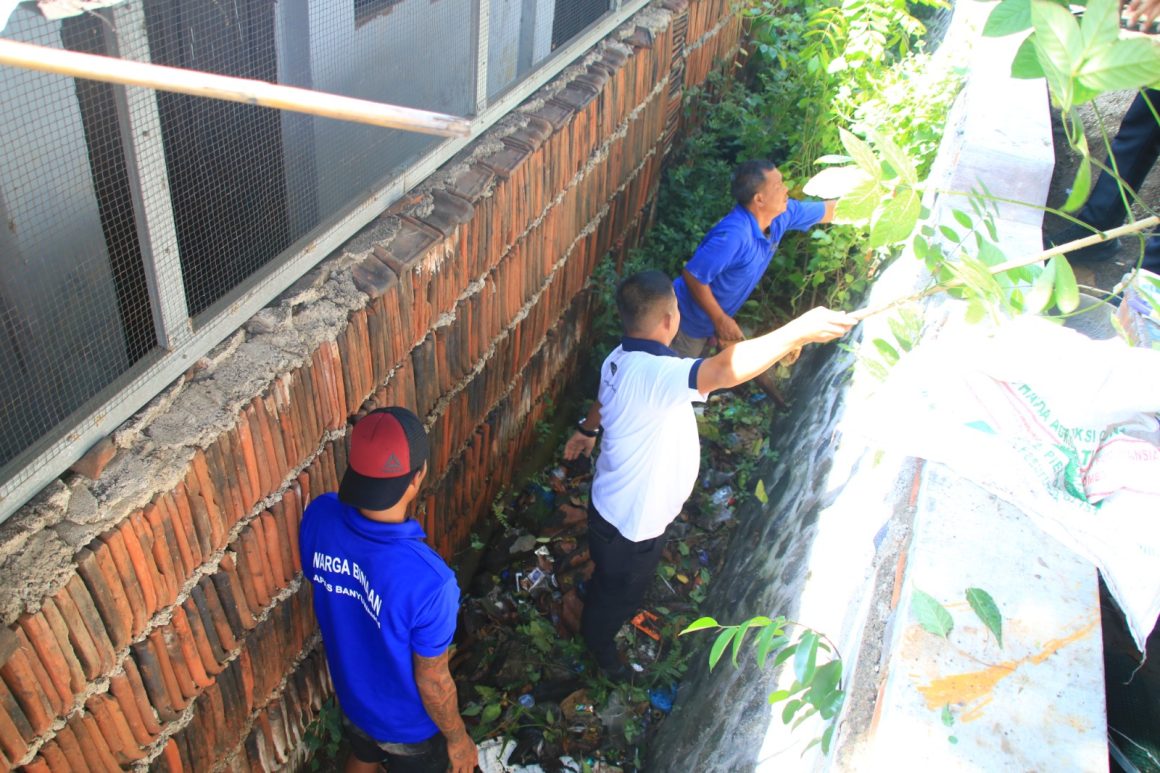 IMG-20260409-WA0012 Sambut Hari Bhakti Pemasyarakatan ke-62, Lapas Banyuwangi Gelar Aksi Bersih-Bersih Lingkungan dan Tempat Ibadah