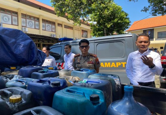 Polresta Banyuwangi Amankan Tujuh Tersangka Mafia BBM Beserta Barang Buktinya