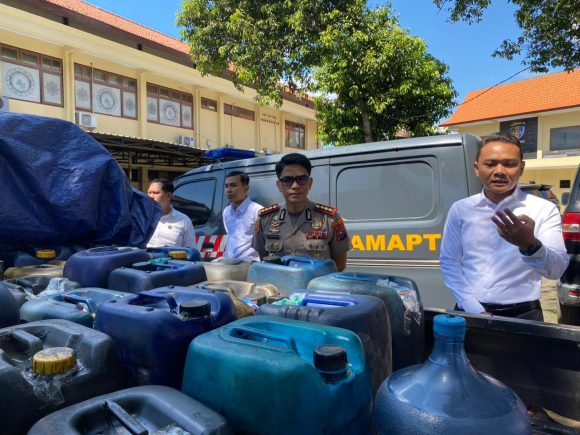 Polresta Banyuwangi Amankan Tujuh Tersangka Mafia BBM Beserta Barang Buktinya