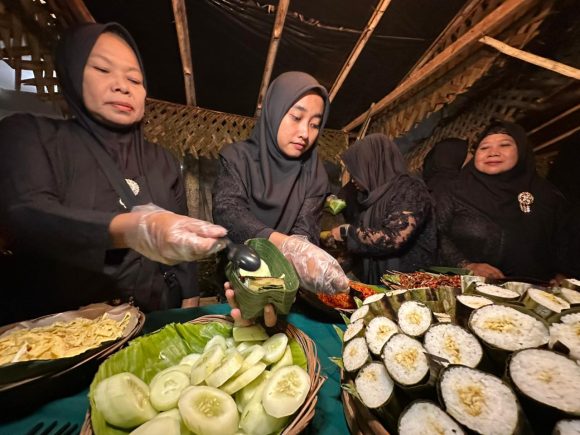 Sego Lemeng dan Kopi Uthek Meriahkan ‘Janda Reni’ Banyuwangi, Ini Filosofinya!