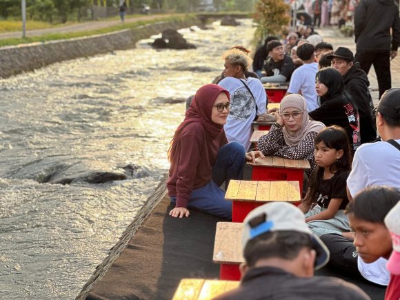Syahdunya Menikmati Senja Sambil Ngopi di Pinggir Kali Sumbergondo Banyuwangi