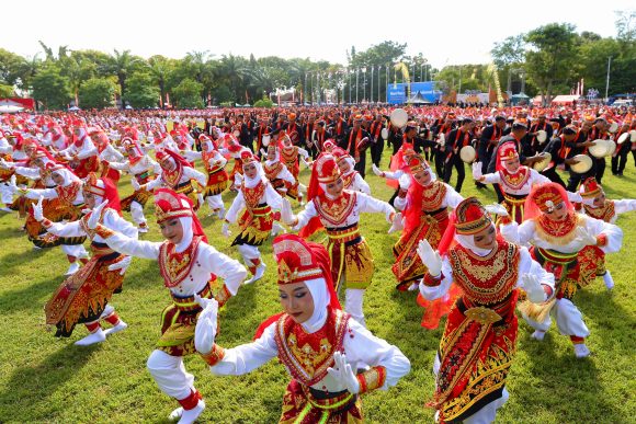 Ribuan Pelajar Turut Serta dalam Kuntulan Ewon, Mendikdasmen: Peringatan Hardiknas Terbaik se-Indonesia