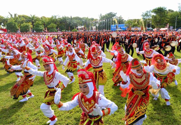Ribuan Pelajar Turut Serta dalam Kuntulan Ewon, Mendikdasmen: Peringatan Hardiknas Terbaik se-Indonesia